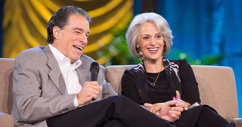 Deus está escrevendo esta história, e confiamos na … image